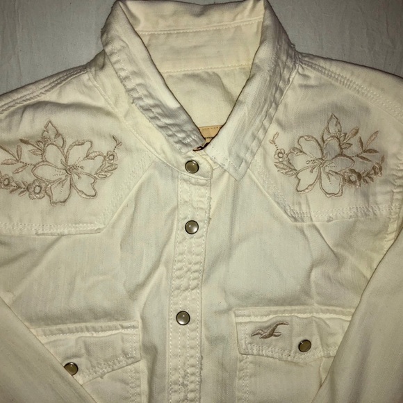 🦋Hollister White embroidered snap button down - Picture 7 of 8
